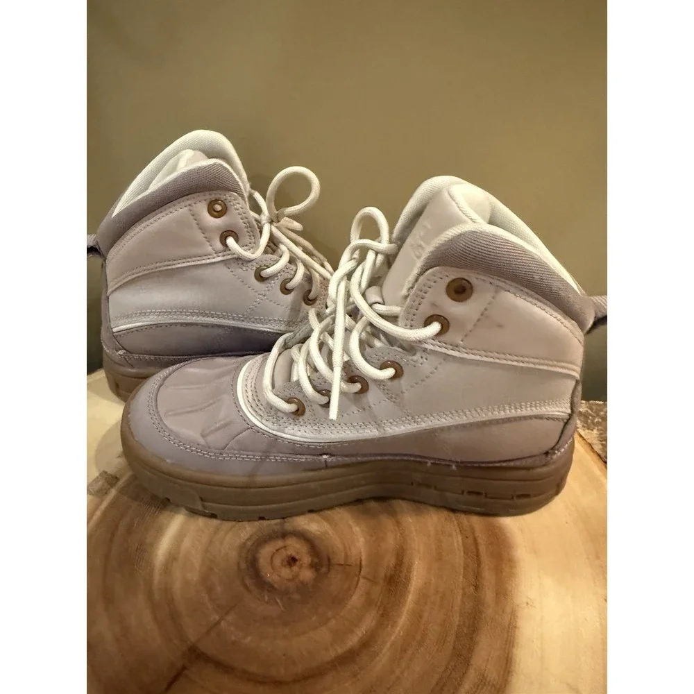 NIKE Youth Kids WOODSIDE 2 HIGH Waterproof Boots Platinum Violet (HF0767 200) 1Y
